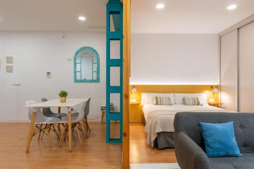 1 dormitorio con cama, mesa y sofá en Locksmith Apartment -Wifi- Park Option, en Sevilla