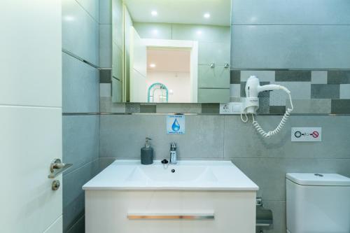 A bathroom at Locksmith Apartment - Park Option