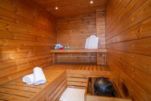 a wooden sauna with towels and aauldron in it at Hotel Espacio 94 in Bogotá