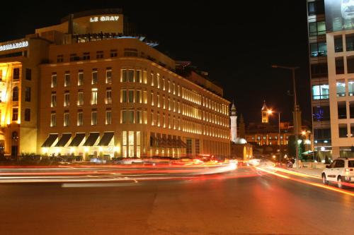 una calle de la ciudad por la noche con un edificio y coches en Le Gray, en Beirut