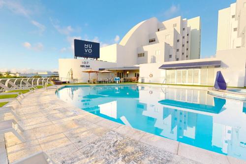 una piscina frente a un edificio en Nuvo Suites Hotel - Miami Doral en Miami