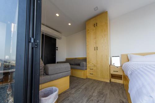 a bedroom with a bed and a desk and a window at Go Camp Mountain Nature Lodge مخيم الطبيعة الجبلية in Sharīyah
