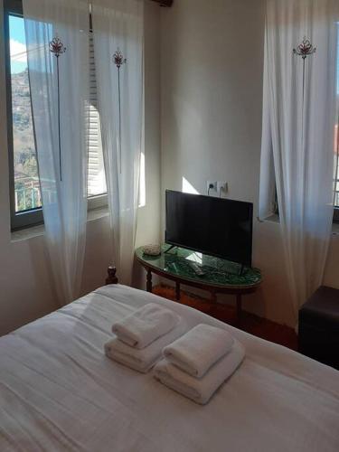 1 dormitorio con 1 cama con 3 toallas en Christos Home en Pramanta