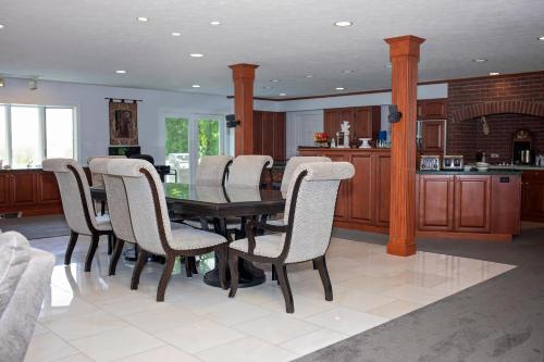 uma cozinha com uma mesa de jantar e cadeiras em Longhouse Manor B&B em Watkins Glen