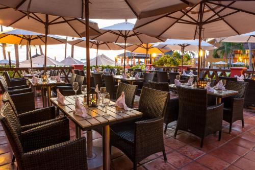 Un restaurante u otro lugar para comer en Holiday Inn Resort Ixtapa All-Inclusive by IHG