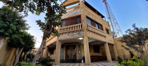 a building with a balcony on top of it at مون لايت Moon Light Villa in ‘Ezbet Sa‘dî Mugâwir