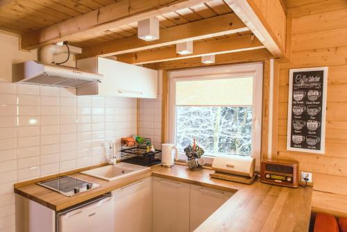a kitchen with a sink and a window at RESETówka nr 2 - domek rodzinny na odludziu in Jaszczurowa