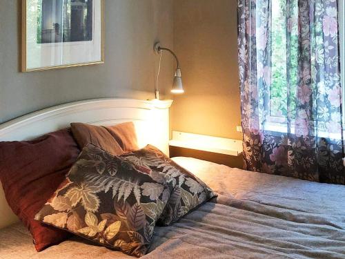 um quarto com uma cama com uma almofada em Holiday home STILLINGSÖN V em Stillingsön