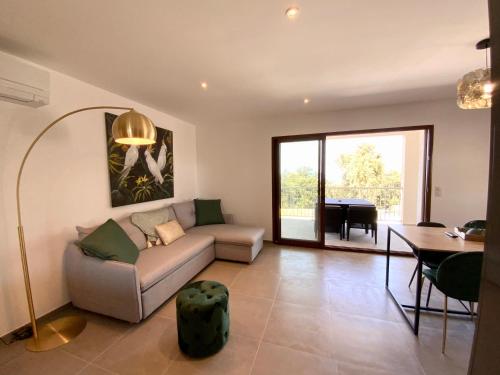 a living room with a couch and a table at La Listrella Residence & Spa in Monticello