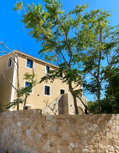 Το κτήριο όπου στεγάζεται  το ξενοδοχείο διαμερισμάτων