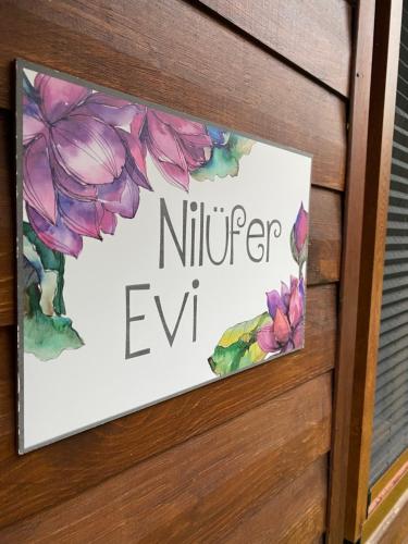 un letrero en una puerta con las palabras evento de crianza en Nilüfer evi, en Bergama