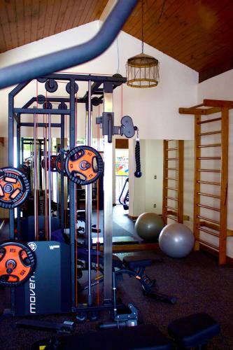 a gym with a bunch of equipment in a room at Pousada O Cantinho da Raposa in Monte Verde