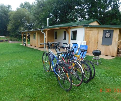 un grupo de bicicletas estacionadas frente a una cabaña en Ubytování v klidné lokalitě, en Trutnov