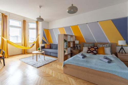 ein Schlafzimmer mit einem Bett und einer gestreiften Wand in der Unterkunft Art Downtown Home styled by a Local Designer in Budapest