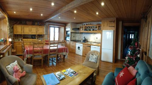 uma cozinha e sala de jantar com uma mesa e uma cozinha com uma mesa; em Les Sapins Blancs em Vacheresse