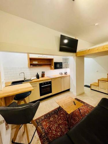 a kitchen with a couch and a table in a room at Exklusives Apartment nahe VW-Halle in Braunschweig
