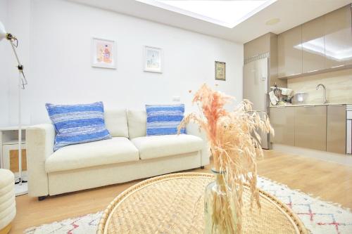 City apartment with workspace, pool & parking