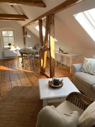 una sala de estar con un sofá y una mesa en Residenz Moselliebe, en Traben-Trarbach
