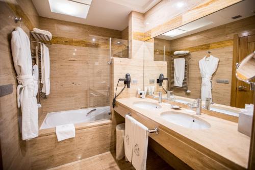 Ванная комната в Pazo Los Escudos Hotel Spa & Resort