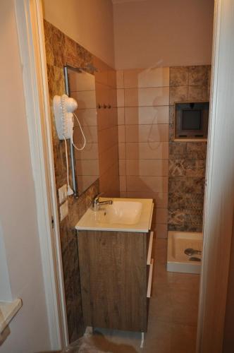 La salle de bains est pourvue d'un lavabo et d'une douche. dans l'établissement Terrae Tiferni, à Gioia Sannitica