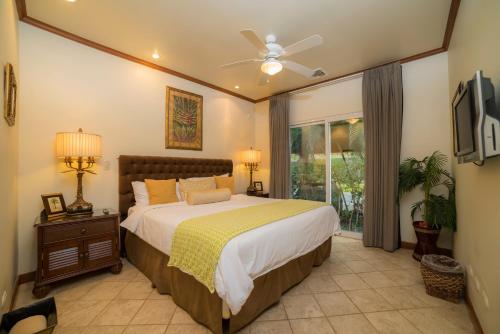 - une chambre avec un lit et un ventilateur de plafond dans l'établissement Los Suenos Resort Veranda 5E by Stay in CR, à Herradura