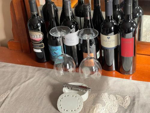 Um monte de copos de vinho e um relógio numa mesa. em Master Bedroom-Private Bath, Washington DC em Washington