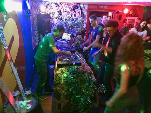 un grupo de personas jugando un juego en un club en HOTEL DES ALPES - SKIERS LODGE en La Grave