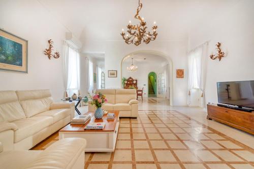 a living room with a couch and a tv at Casa Maiorca in Siracusa