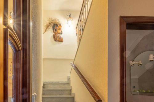 un corridoio con scale con testa di leone sul muro di CASA SALMÓN a Cadice