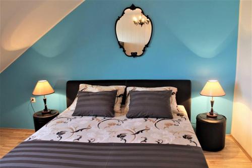 - une chambre dotée d'un lit avec un mur bleu dans l'établissement Apartment Barbara's Inheritance, à Split