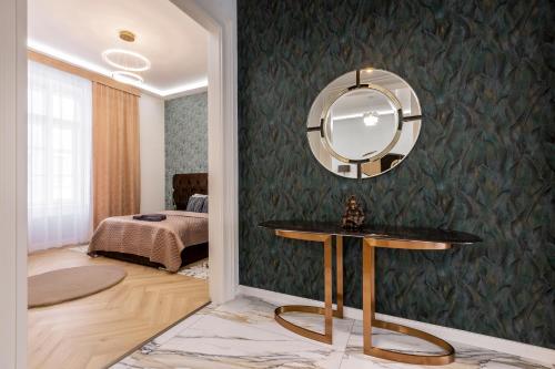 Ένα ή περισσότερα κρεβάτια σε δωμάτιο στο Luxurious Bajcsy Residence next to the Basilica