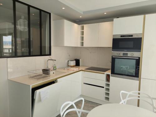 Superbe appartement climatisé proche plages, grande terrasse et parking privé