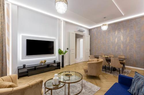 Μια τηλεόραση ή/και κέντρο ψυχαγωγίας στο Luxurious Bajcsy Residence next to the Basilica