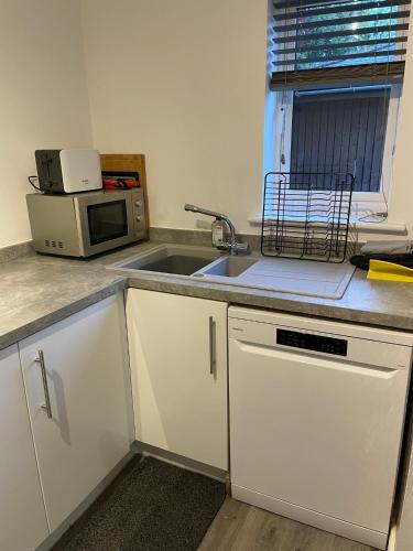 Cucina o angolo cottura di Large 2 bedroom apartment, 4 beds one 1 en-suite, Free parking Nr Chelt Elmore and Quays
