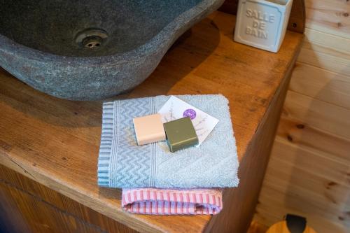 - un comptoir de salle de bains avec un lavabo et une serviette dans l'établissement Vintage Provence, à Arles