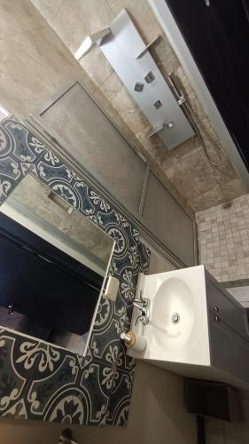 a bathroom with a sink and a mirror at Suites Entrelagos in Ciudad Obregón