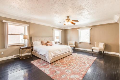 a bedroom with a bed and a ceiling fan at The Parkside / University District/15m to Downtown in Detroit