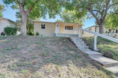 una casa con una scala davanti a un cortile di 2br 1 bath Upstairs AC WD Barnum West Near Belmar a Denver