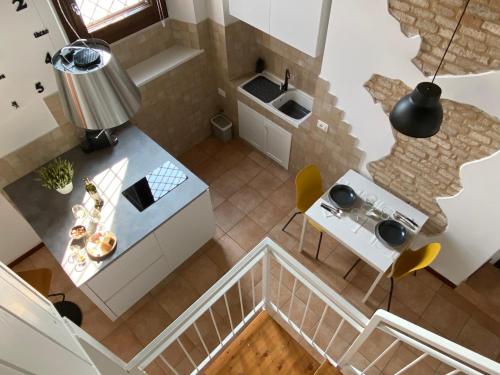 einen Blick über eine Küche und ein Esszimmer in einem Haus in der Unterkunft Il Barchio loft in un palazzo di fine 800 a Jesi in Iesi