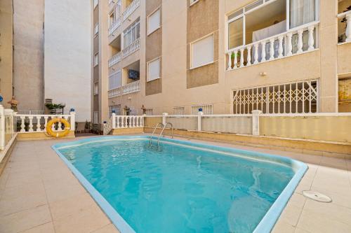 Bazén v ubytovaní Torrevieja playa del Cura con vista al mar alebo v jeho blízkosti