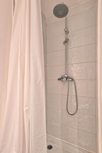 une douche avec un rideau de douche dans une salle de bain dans l'établissement Studio cosy au coeur de Bompard, à Marseille