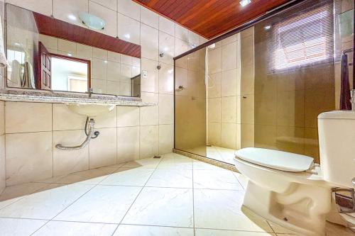Ένα μπάνιο στο Incrivel casa c piscina em Parque Nanci-Marica RJ
