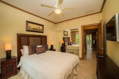 エラドゥーラにあるLos Suenos Resort Veranda 1B by Stay in CRのベッドルーム1室(ベッド1台、シーリングファン付)