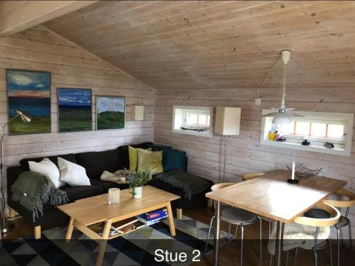 ein Wohnzimmer mit Sofa und Tisch in der Unterkunft Koselig familiehytte på vakre Dagali - nær Geilo in Dagali