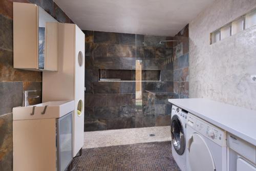 a laundry room with a washer and dryer at Villa exclusiva con espectaculares vistas al Mediterráneo in Cala de Finestrat