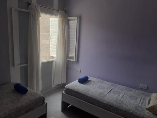 a bedroom with two beds and a window at Casa en Los Altos in Chilecito