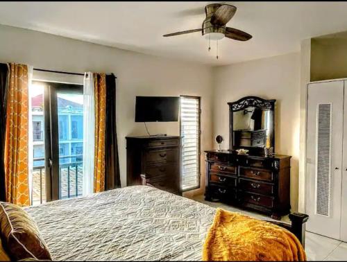 una camera con letto, specchio e TV di Wynters'Escape-gated 1 or 2 Bedroom w PuertoSecoBeach access a Discovery Bay