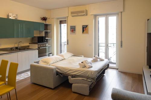 een woonkamer met een bank en een keuken bij Bilocale Moderno ed Esclusivo in Milaan