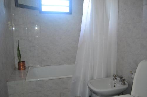Un baño con bañera, inodoro y lavabo. en Terraza del norte, en Córdoba