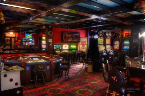 un casino avec un tas de machines à sous dans l'établissement Hotel La Guaria, à Liberia